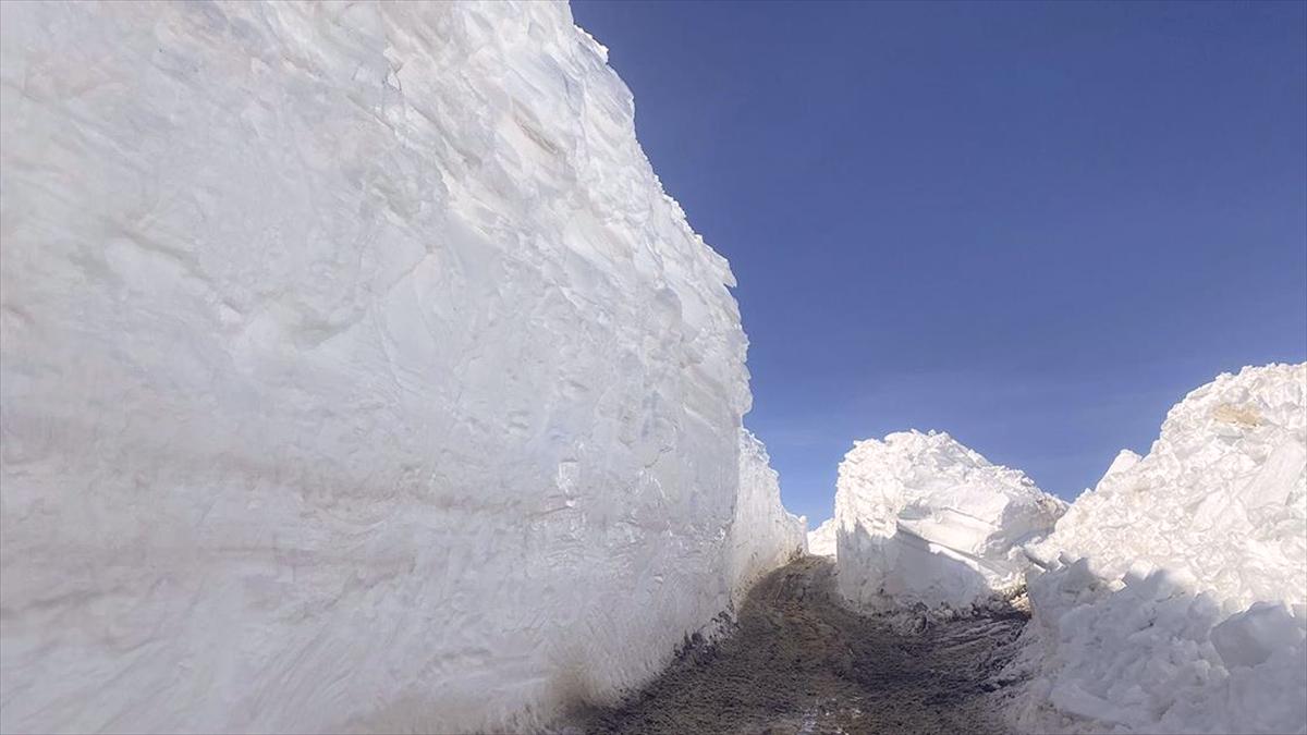 Hakkari'de kar nedeniyle kapanan üs bölgesinin yolu bir haftada açıldı