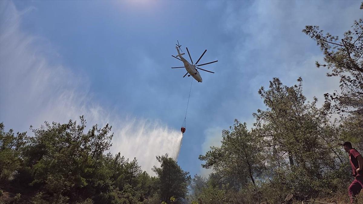 Hatay'da çıkan orman yangınına müdahale ediliyor