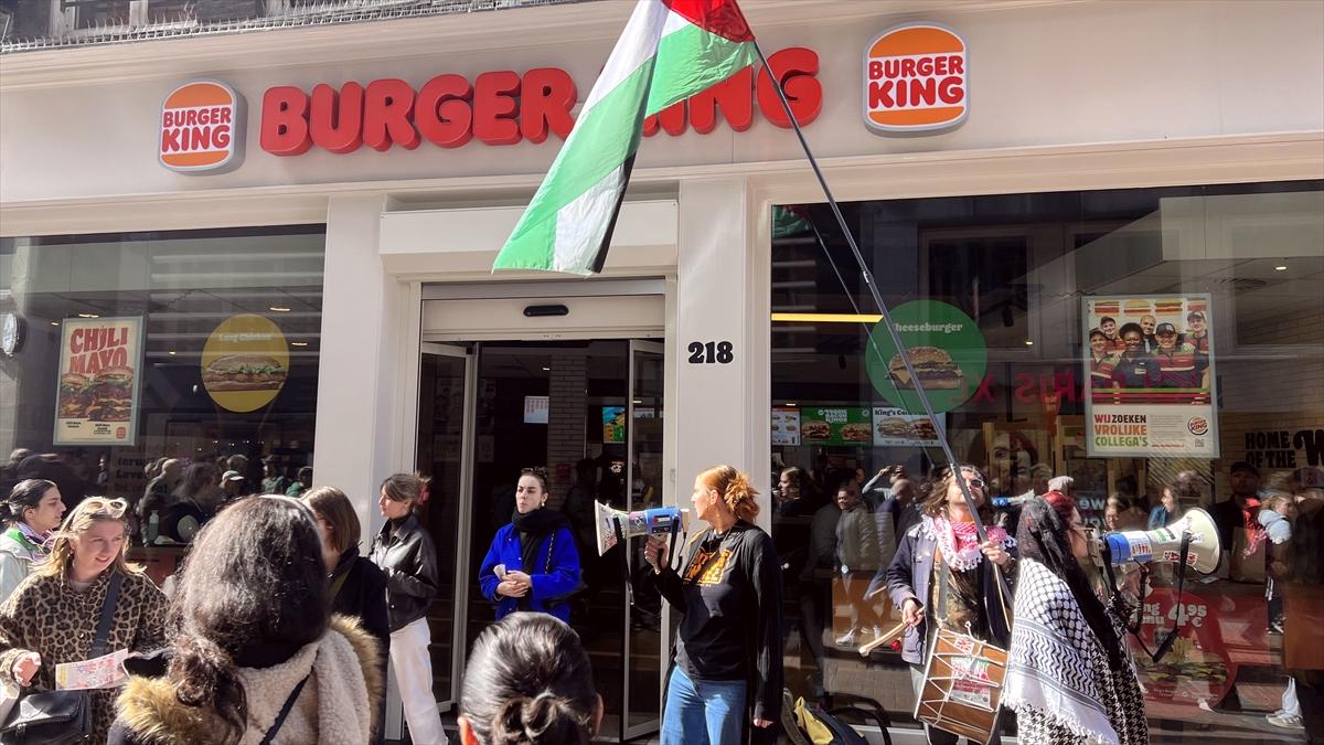 Hollanda'da Burger King şubeleri önünde toplanan gruplar İsrail'i protesto etti