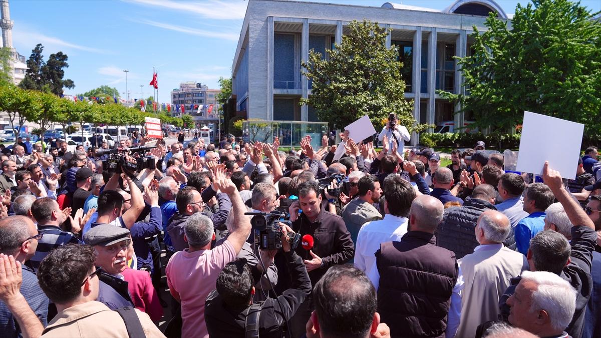 İETT'ye bağlı özel halk otobüsü sahiplerinden İBB binası önünde protesto gösterisi