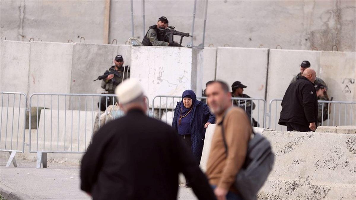 İsrail, Batı Şeria'daki Filistinlilerin Mescid-i Aksa'da namaz kılmak için Kudüs'e geçişini engelledi