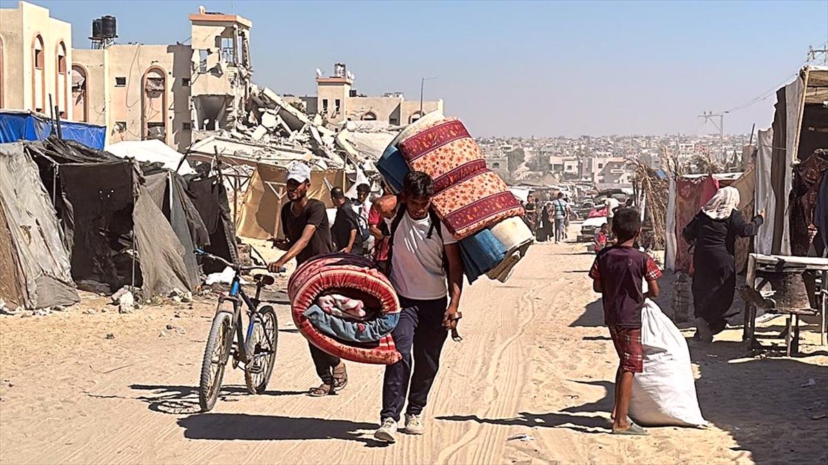 İsrail saldırı başlatacağını duyurarak Gazze'deki Filistinlileri zorla yerinden etmeyi sürdürüyor