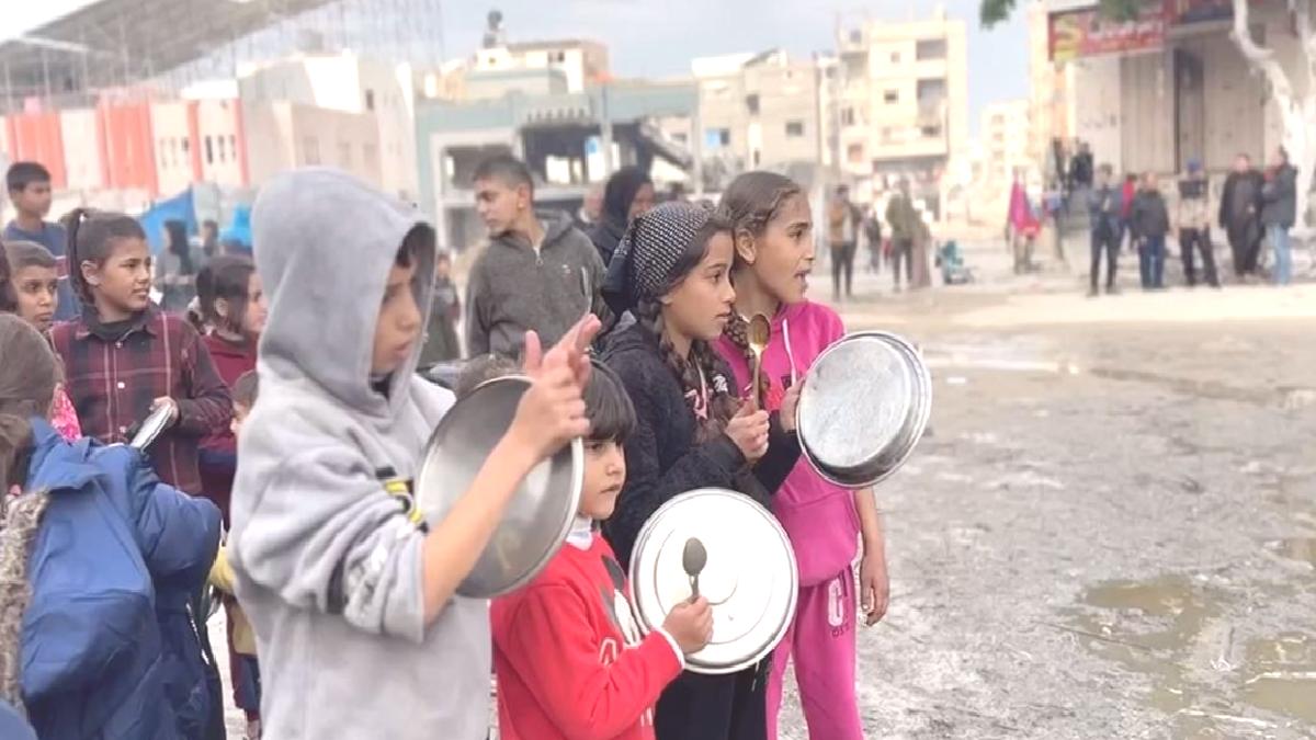 İsrail saldırıları altındaki Gazze'de çocuklar, yaşanan gıda kıtlığını protesto etti