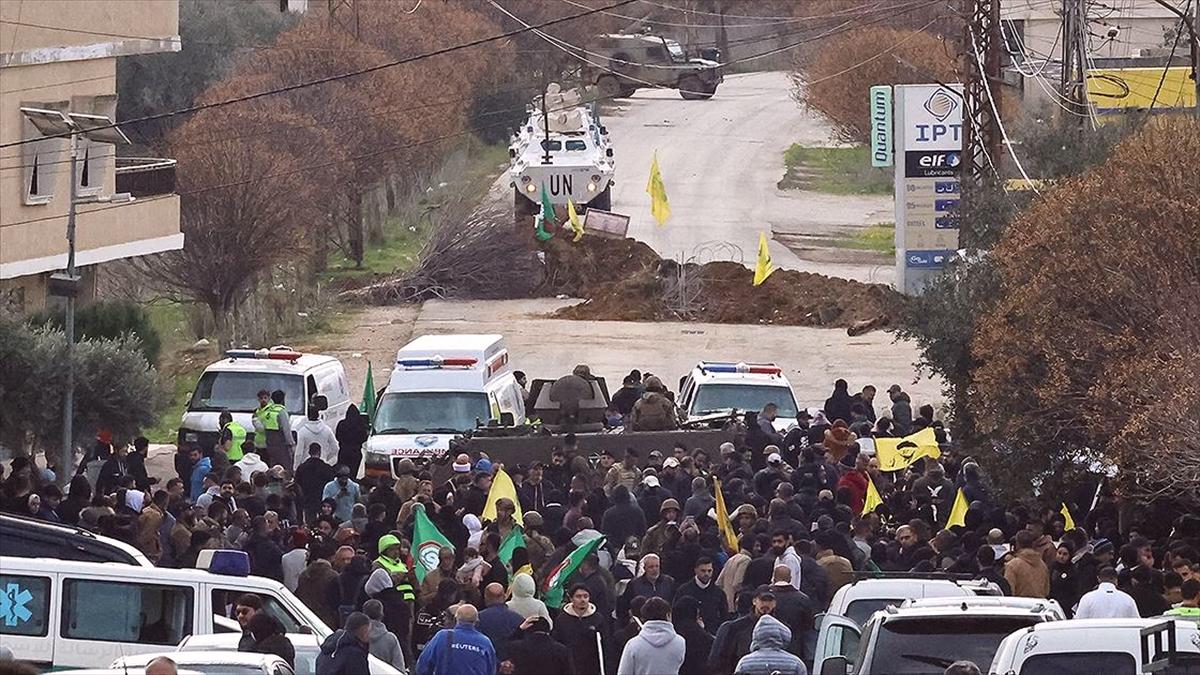 İsrail, Lübnan'da işgal ettiği bölgelere girmek isteyenlere saldırıyor