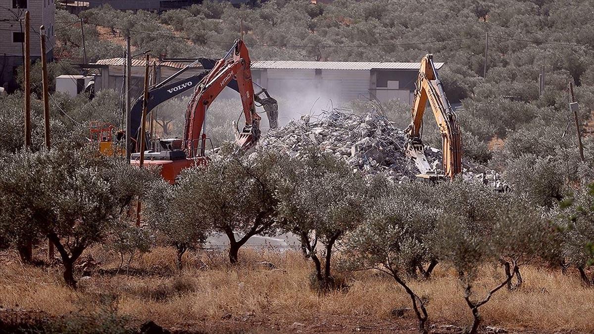 İsrailli sivil gaspçılar son bir haftada Batı Şeria'da Filistinlilere ait onlarca yapıyı yıktı