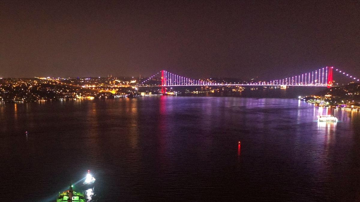 İstanbul Boğazı'nda gemi trafiği çift yönlü askıya alındı