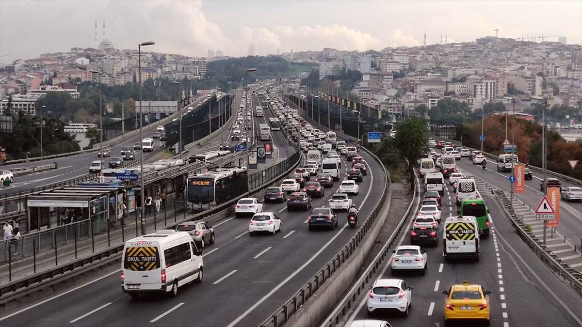 İstanbul trafiğinde okullarda uyum haftası ve haftanın ilk iş günü yoğunluğu