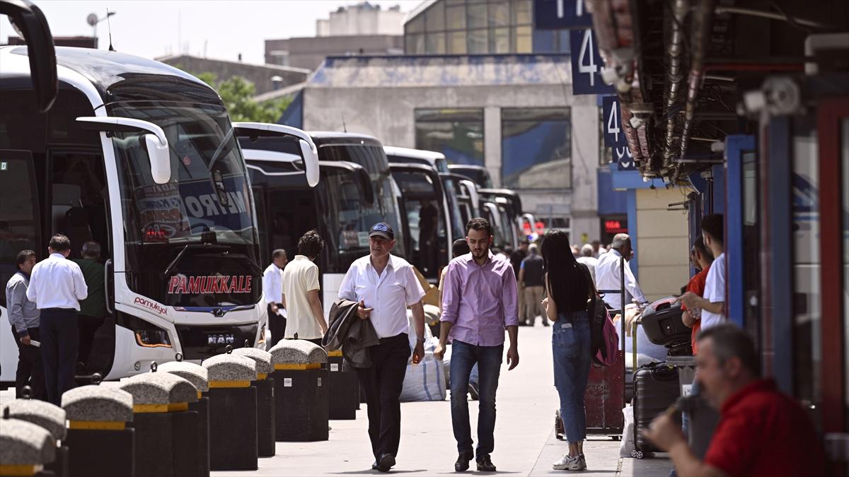 İstanbul'da bayram öncesi otobüs biletleri tükendi, ek seferler konuldu