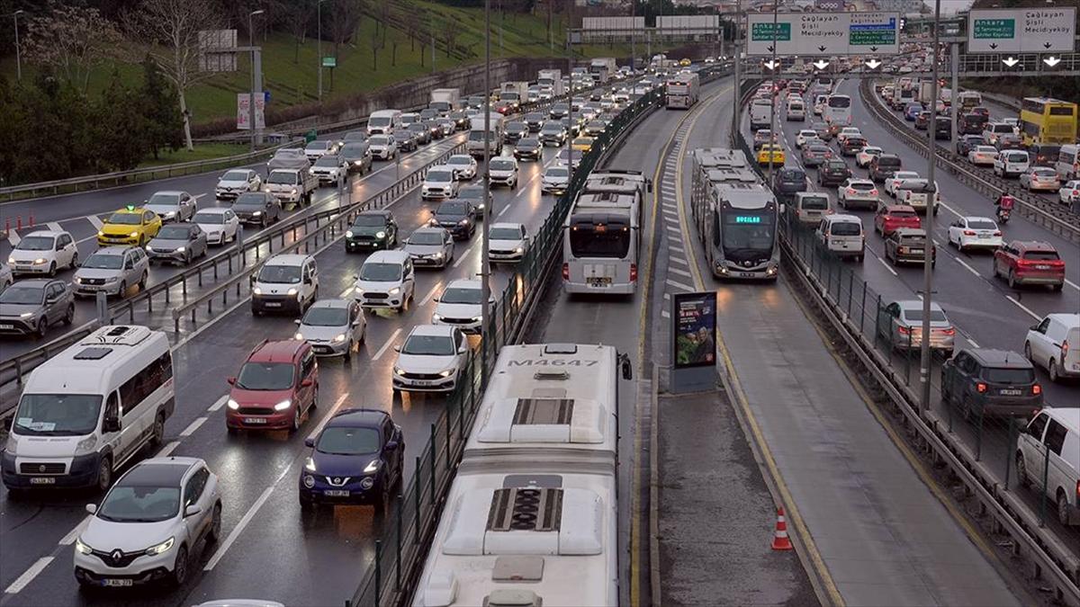 İstanbul'da haftanın ilk iş gününde trafik yoğunluğu yaşanıyor