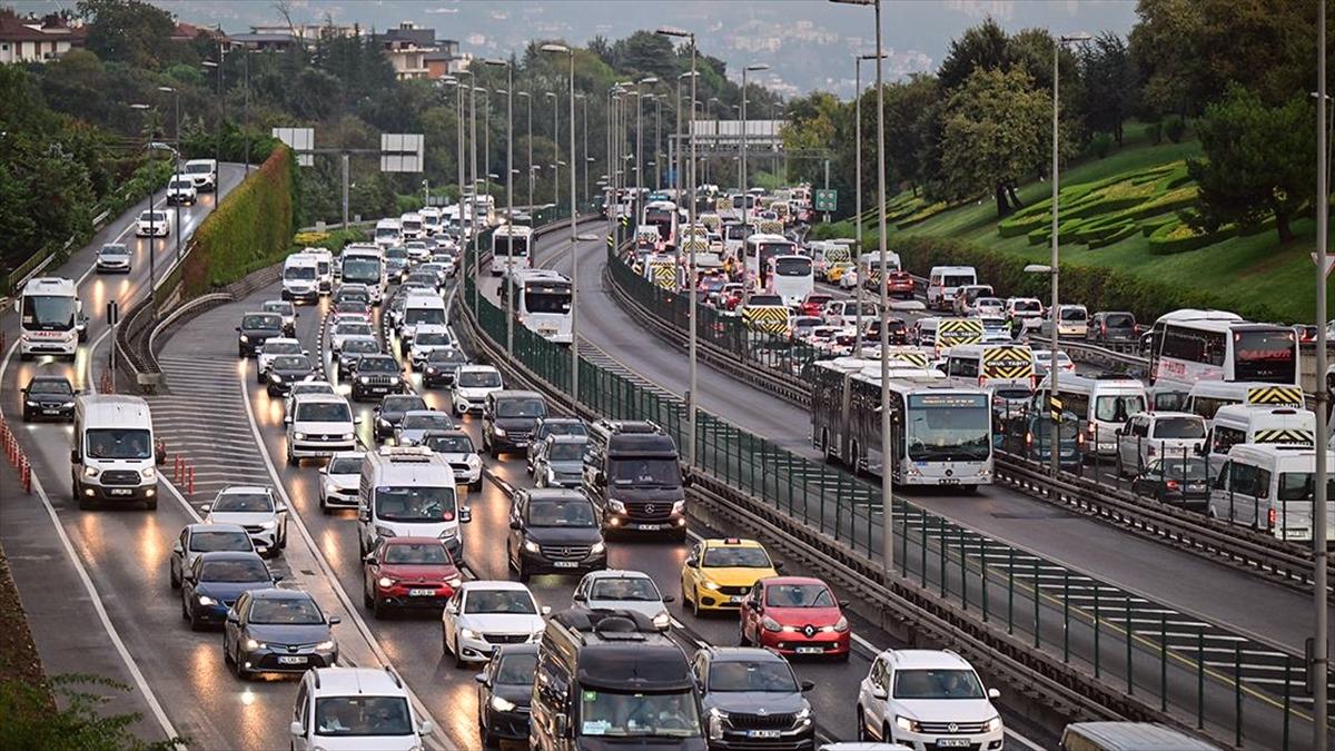 İstanbul'da haftanın ilk iş gününde trafik yoğunluğu yaşanıyor