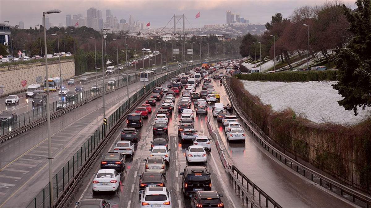 İstanbul'da kar yağışının etkisiyle trafik yoğunluğu yaşanıyor