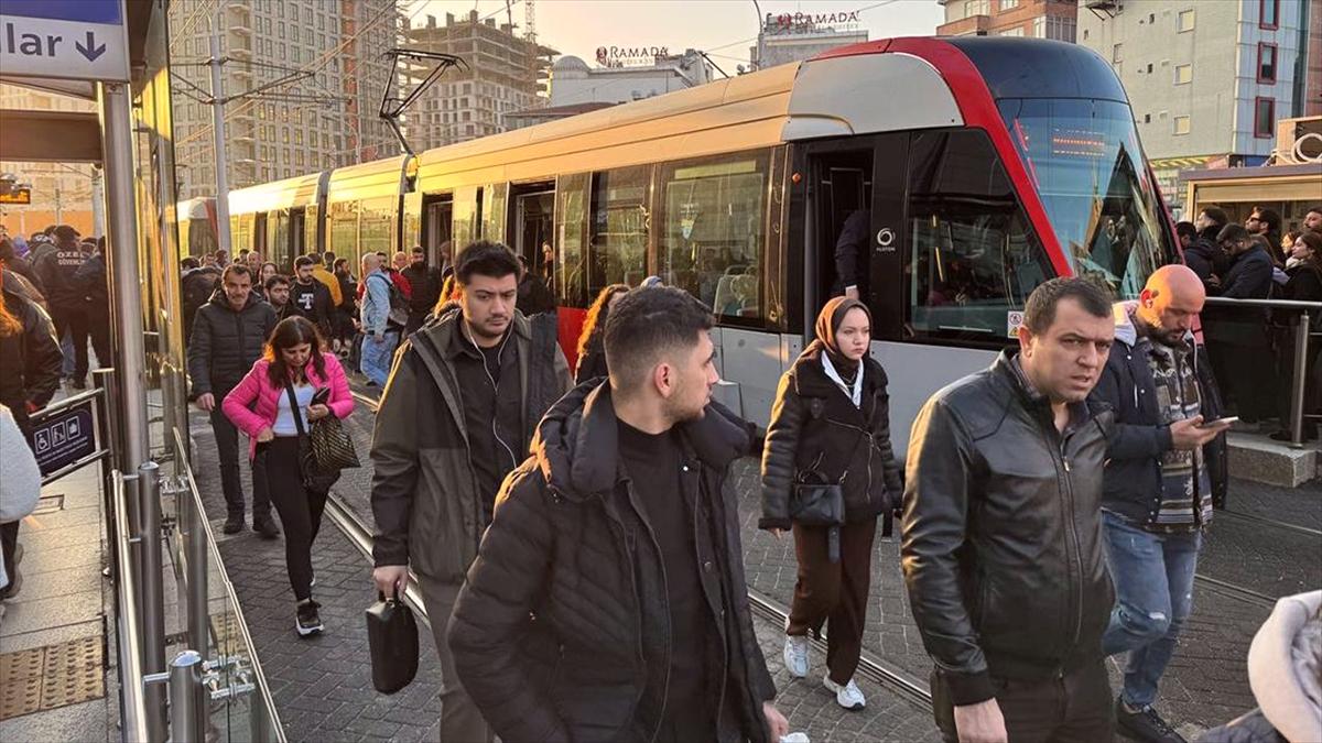 İstanbul'da toplu ulaşım ve bazı yollarda trafik yoğunluğu yaşanıyor