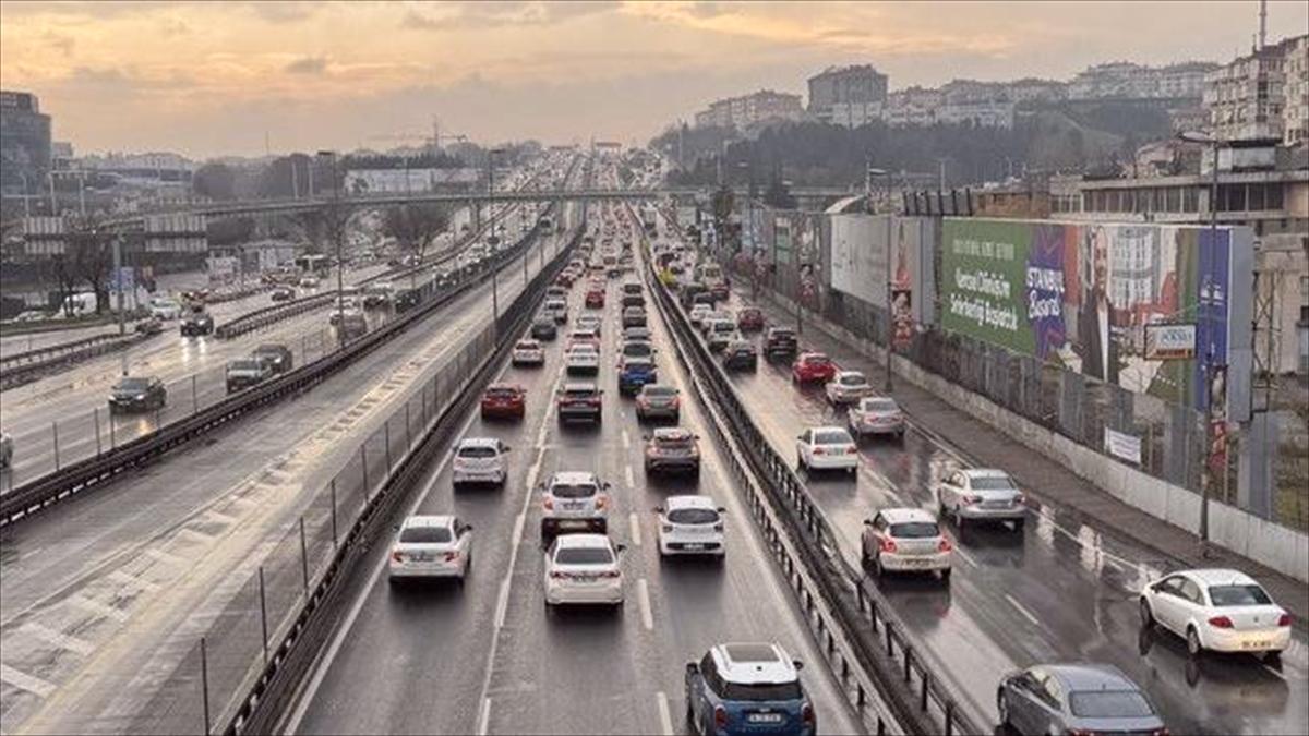 İstanbul'da yağışlı havanın da etkisiyle trafik yoğunluğu yaşanıyor