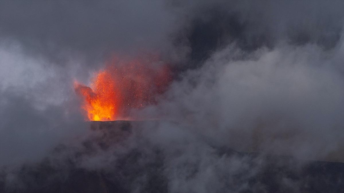 İtalya'da Etna Yanardağı kül ve lav püskürtmeye devam ediyor