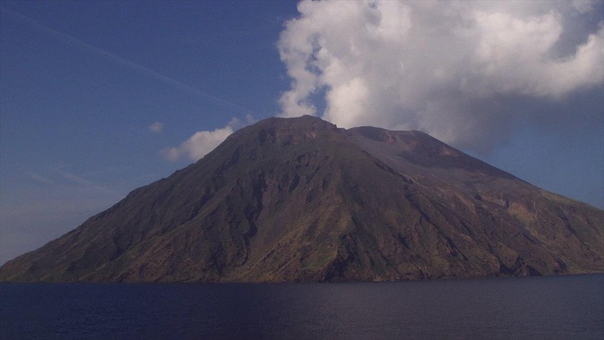 İtalya'da Etna'dan sonra Stromboli Yanardağı da faaliyete geçti