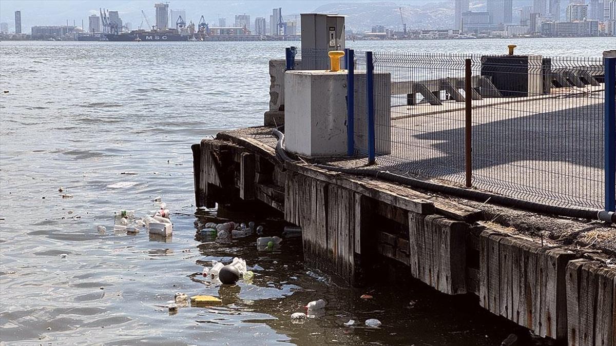 İzmir Körfezi'nde bu kez de atık kirliliği gözleniyor