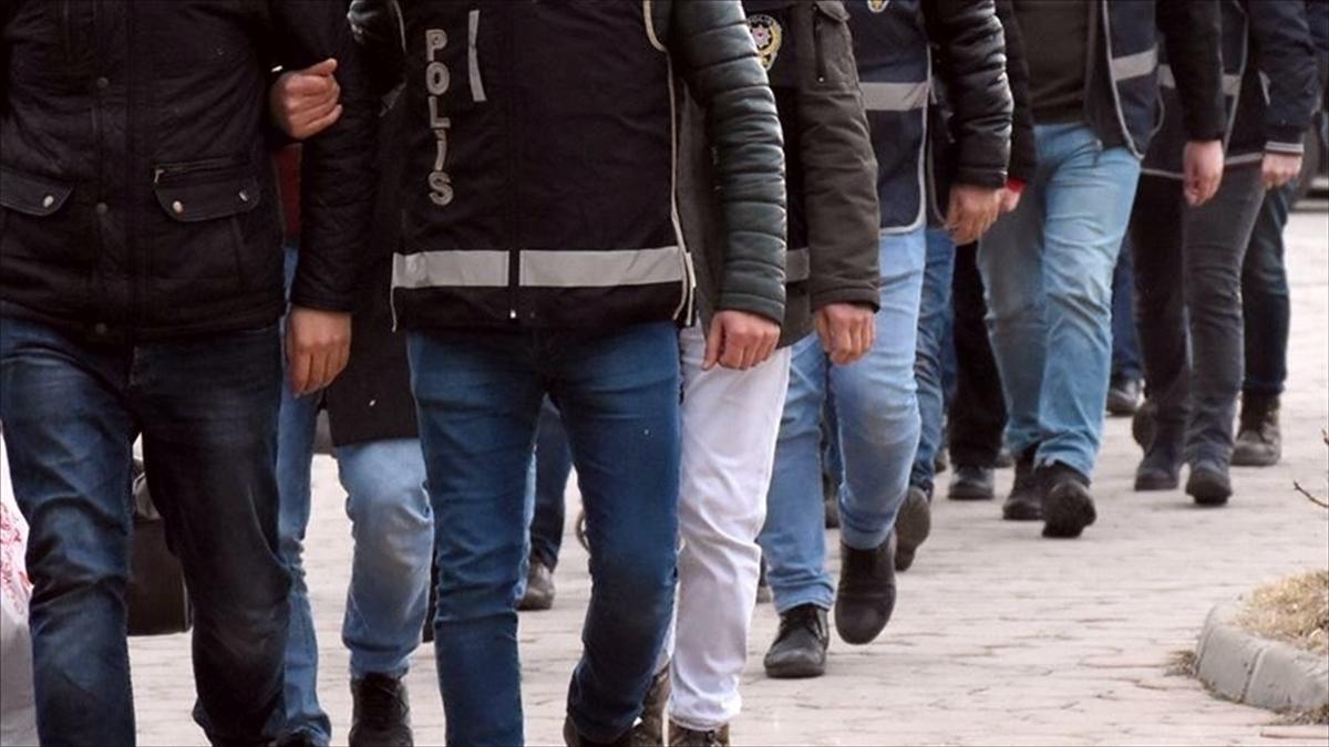 İzmir merkezli FETÖ operasyonunda muvazzaf askerlerin de bulunduğu 18 şüpheli yakalandı