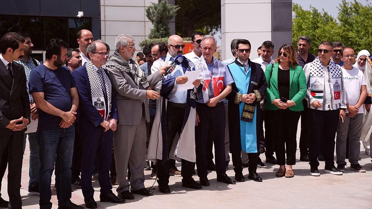 İzmir'de akademisyenler İsrail'in Gazze Şeridi'ne yönelik saldırılarını protesto etti