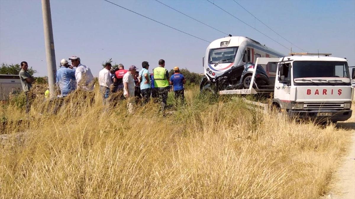 İzmir'de trenin hemzemin geçitte çarptığı araçtaki 3 kişi öldü