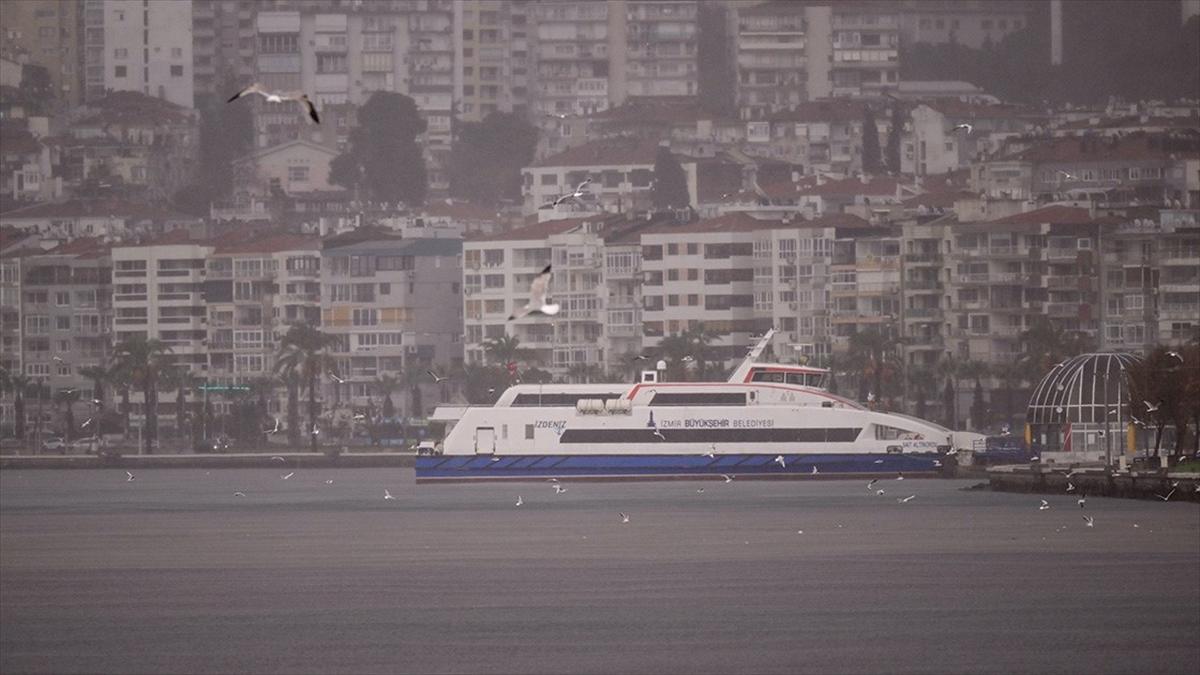 İzmir'de vapur seferleri hava muhalefeti nedeniyle iptal edildi