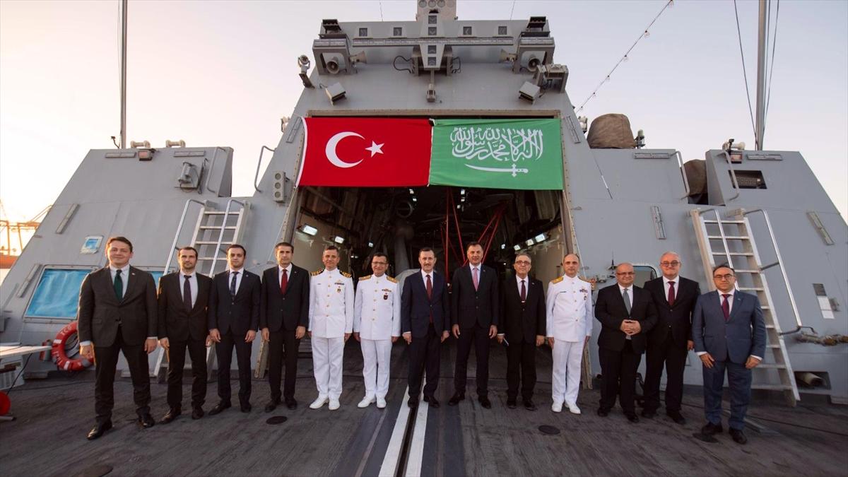 Japonya seyri için Türkiye'den yola çıkan TCG Kınalıada, Cidde limanını ziyaret etti