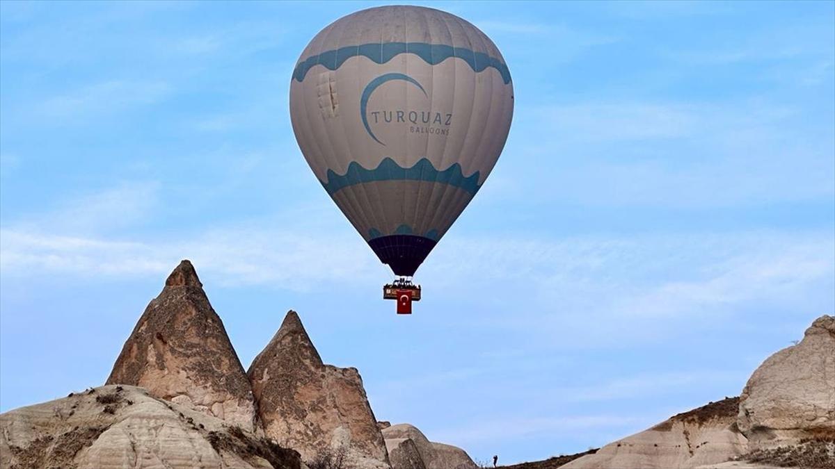 Kapadokya'da balonlar Türk bayrağıyla uçtu