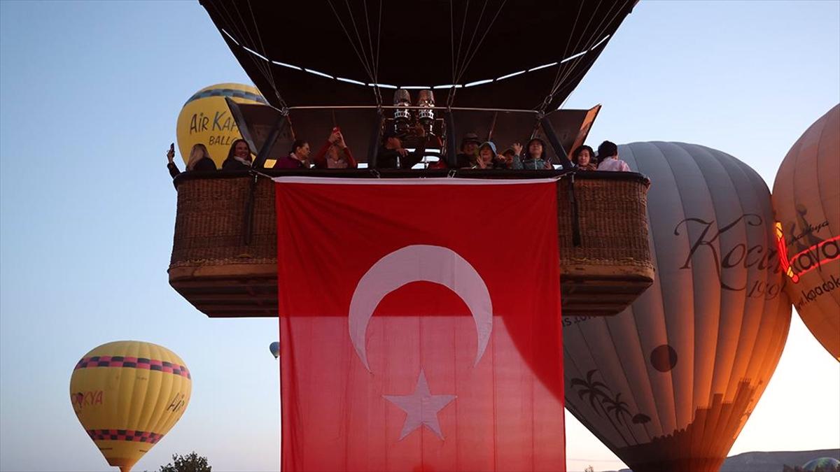 Kapadokya'da balonlar Türk bayraklarıyla uçtu