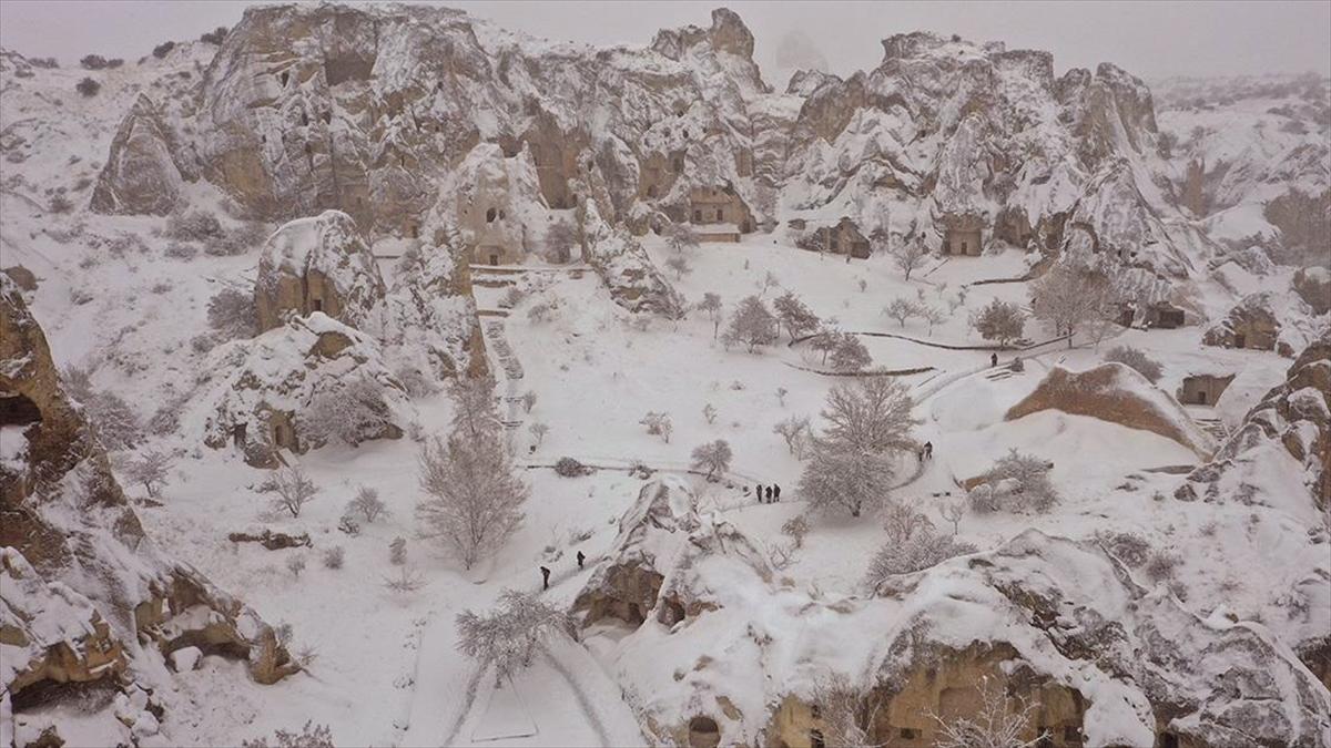 Kapadokya'da turistler karın keyfini yaşadı