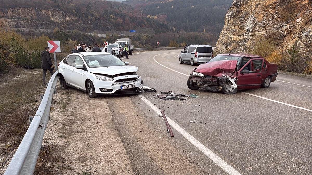 Karabük'te 2 otomobilin çarpıştığı kazada 8 kişi yaralandı