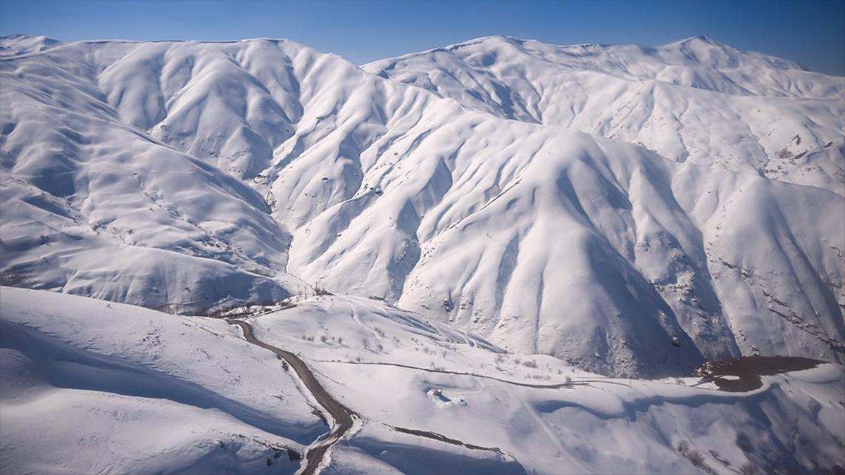 Karın günlerdir geçit vermediği Van-Bahçesaray yolu helikopterden görüntülendi