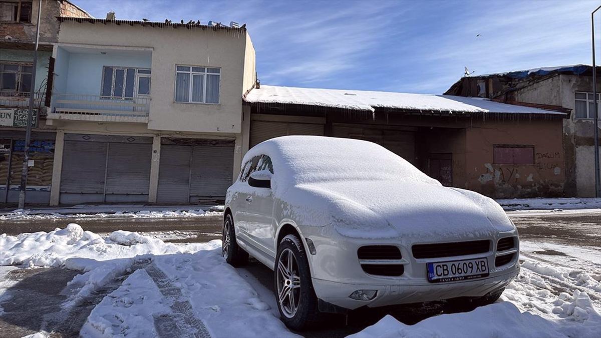 Karla kaplanan Erzurum, Ardahan, Kars ve Ağrı'da soğuk hava etkili