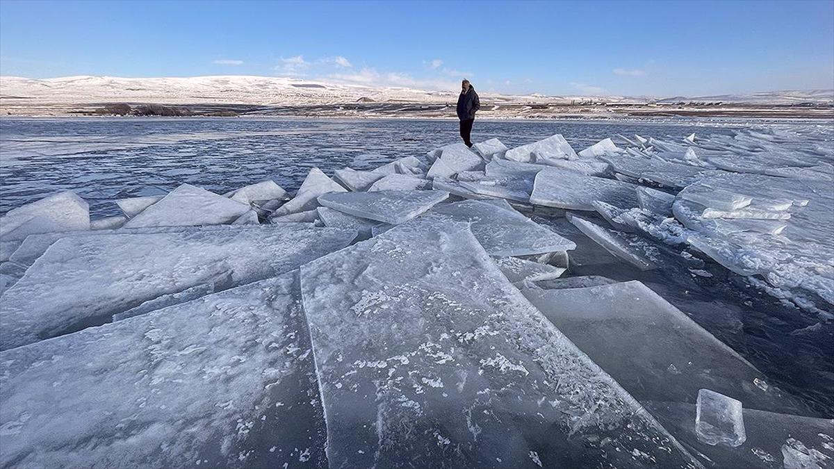 Kars ve Ardahan'da göletler dondu, Tunceli'de bitkiler kırağıyla kaplandı