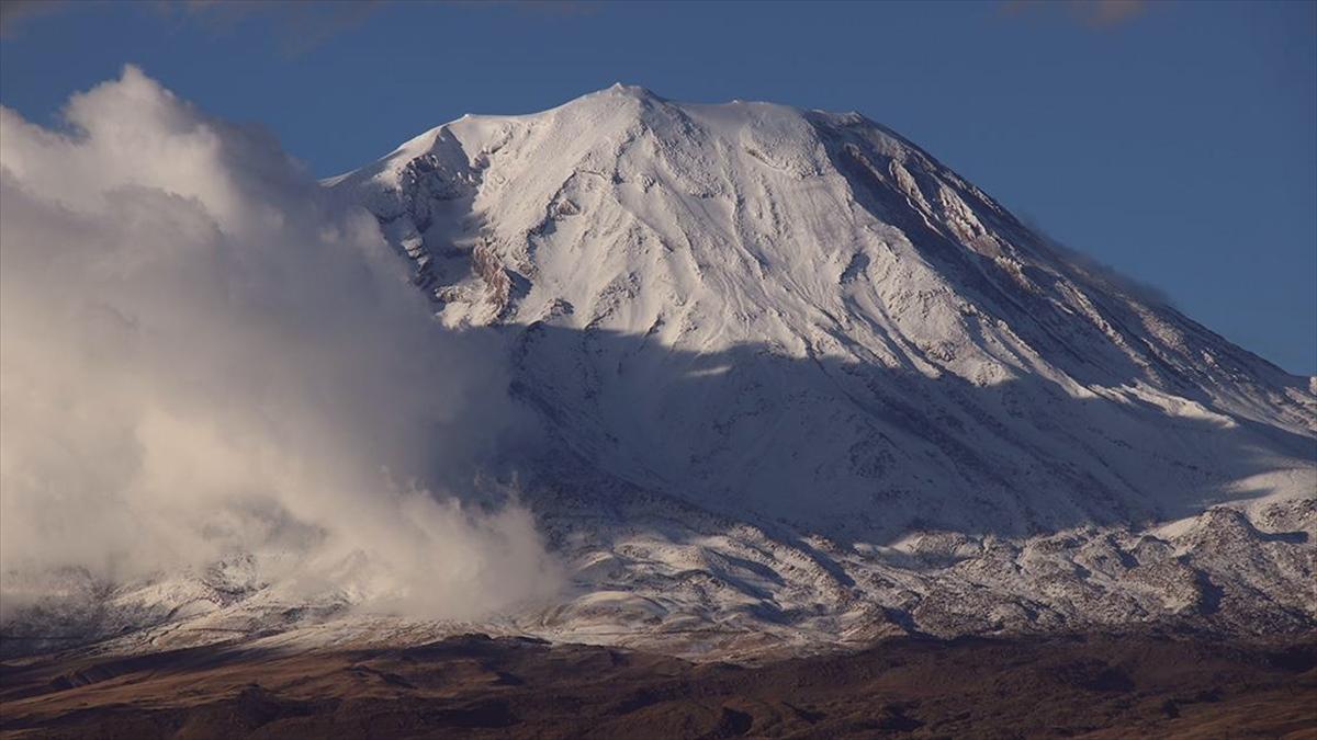 Kars ve Ardahan'da soğuk hava ile kırağı, Ağrı'da kar etkili oldu