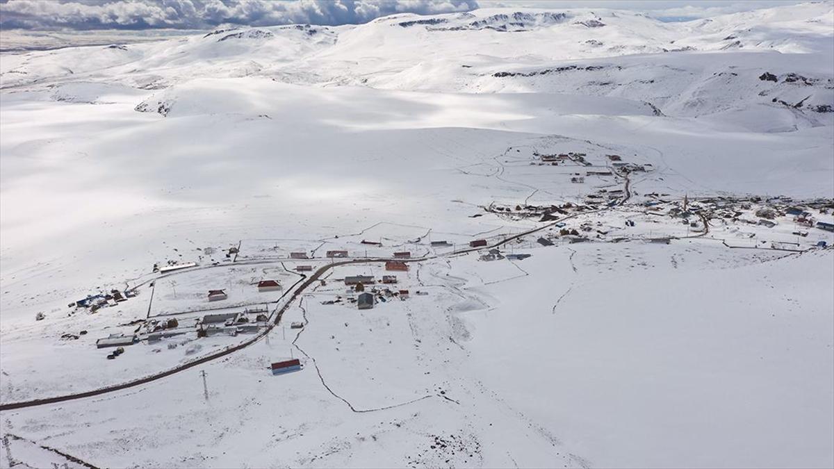 Kars'ın karla kaplı köyleri dronla görüntülendi