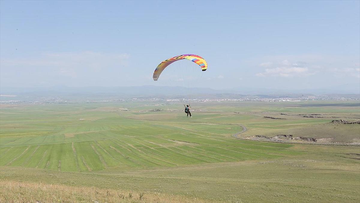 Kars'ın yamaç paraşütü pilotları şehre yeni bir soluk getiriyor