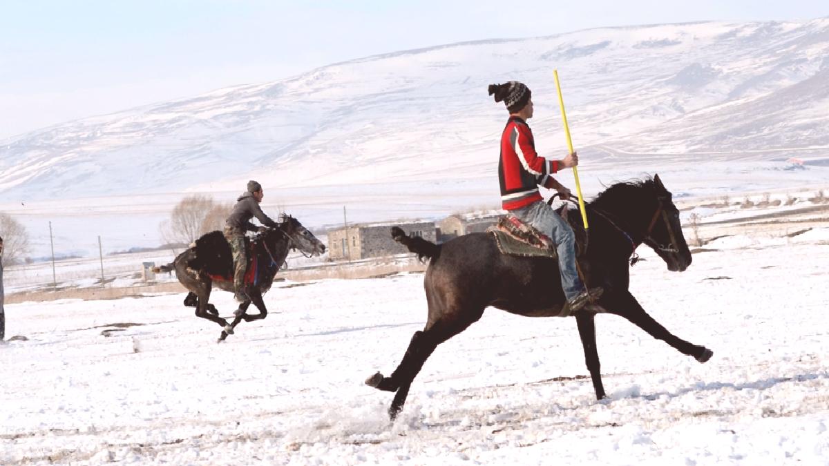 Kars'ta gençler kar üstünde cirit oynadı