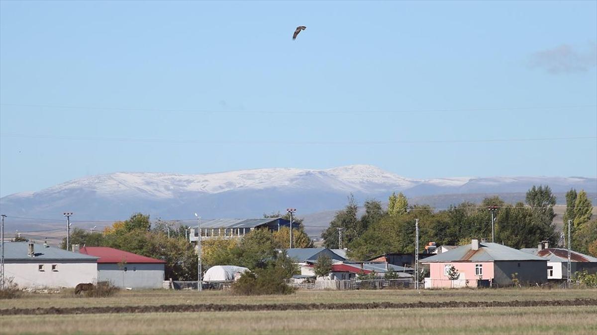 Kars'ta Kar Kaplı Dağlar ve Buzlanan Camlar