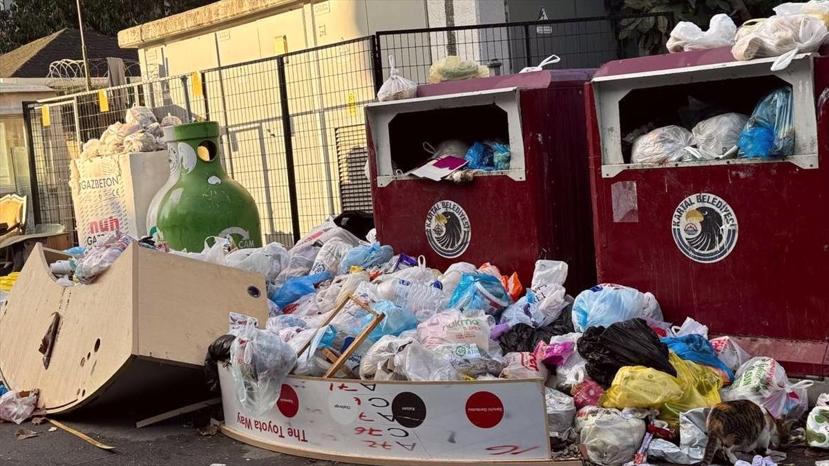 Kartal'da ara sokaklarda toplanmayan çöplere vatandaşlar tepki gösterdi