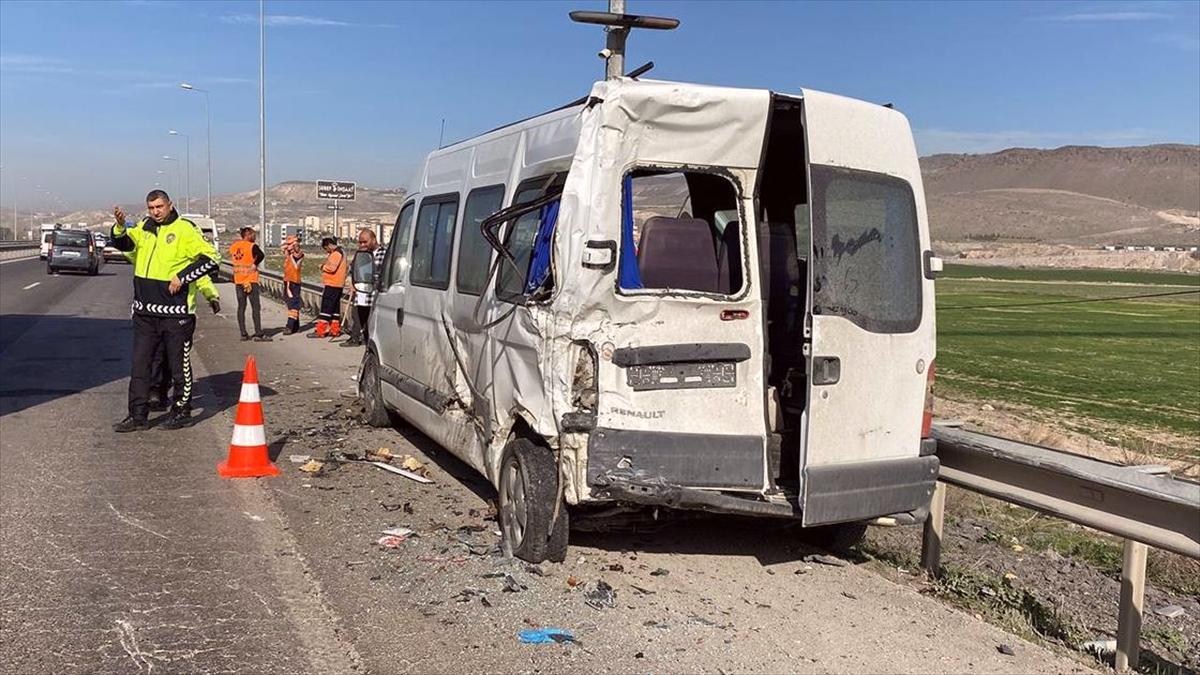 Kayseri'de kamyon ve iki işçi servisinin karıştığı trafik kazasında 10 işçi yaralandı