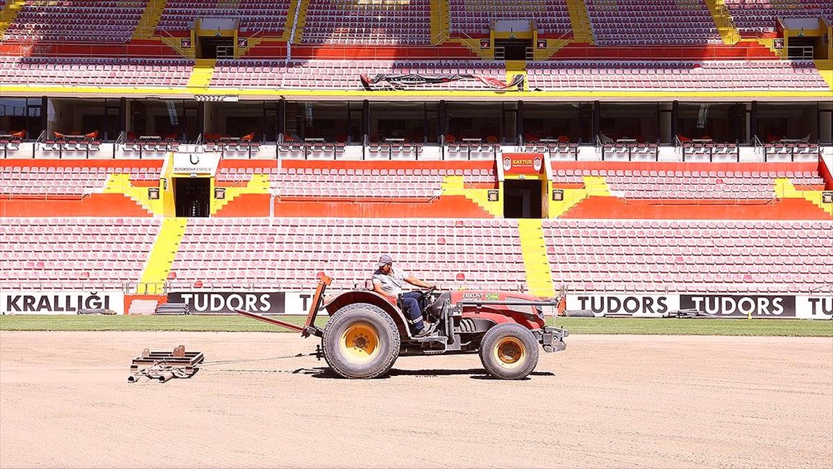 Kayserispor'un Futbol Sahasında Yenileme Çalışmaları Devam Ediyor