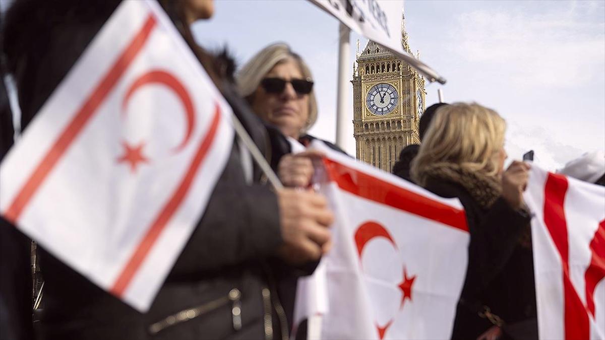 Kıbrıslı Türkler, 60. yılında BMGK'nin Kıbrıs'a barış gücü gönderilmesi kararını Londra'da protesto etti