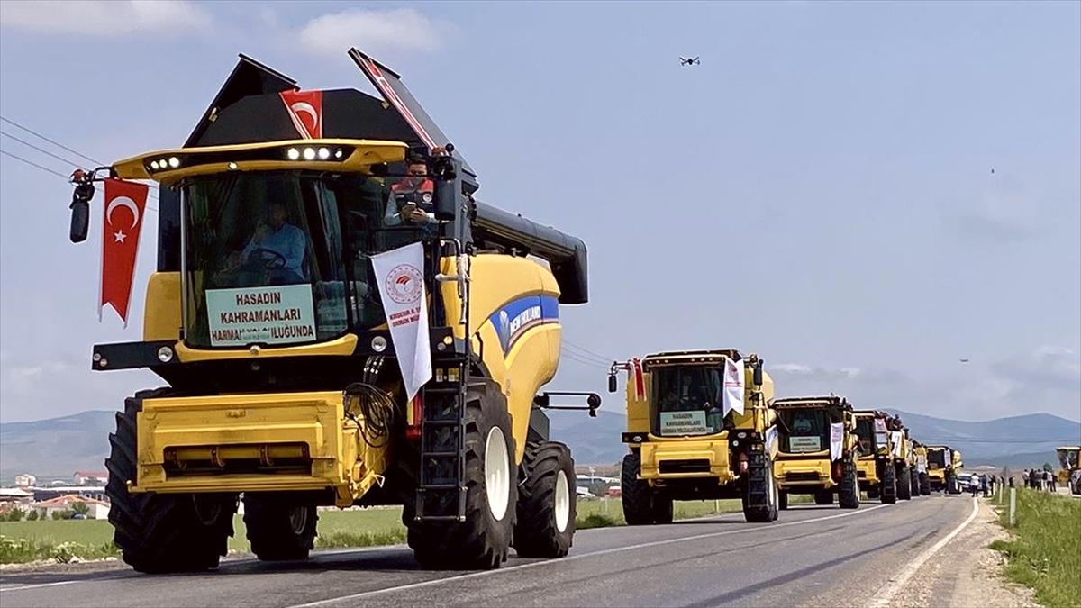 Kırşehir'de biçerdöverler davul zurna eşliğinde hasat için uğurlandı