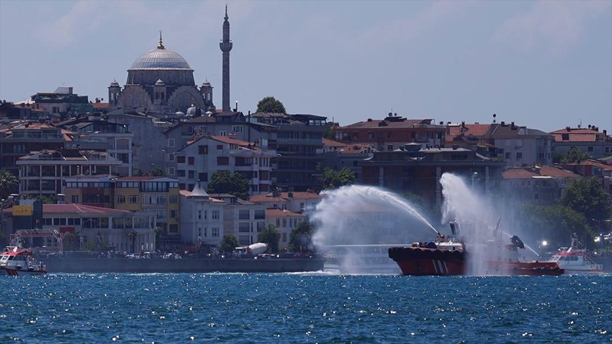 Kıyı Emniyeti, şehit ve gaziler anısına deniz araçlarıyla Boğaz'da saygı seyri yaptı