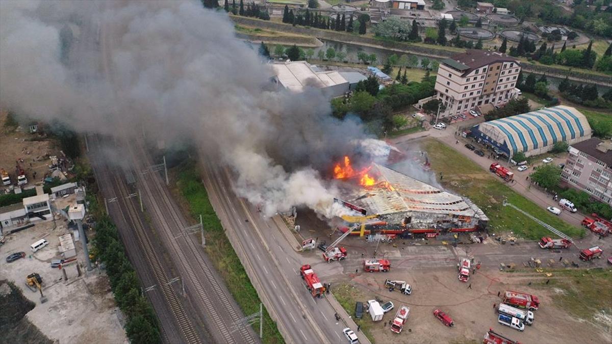 Kocaeli'de market deposunda çıkan yangına müdahale ediliyor