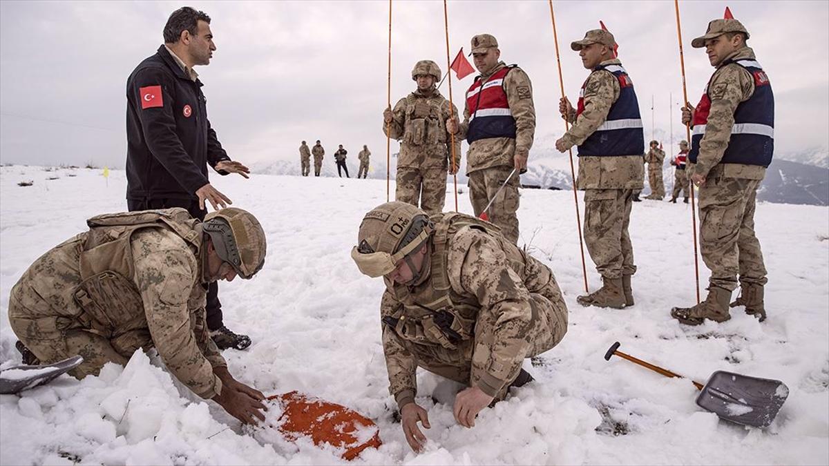 Komandolar Tunceli'nin karlı ve soğuk arazilerinde çığ eğitiminde