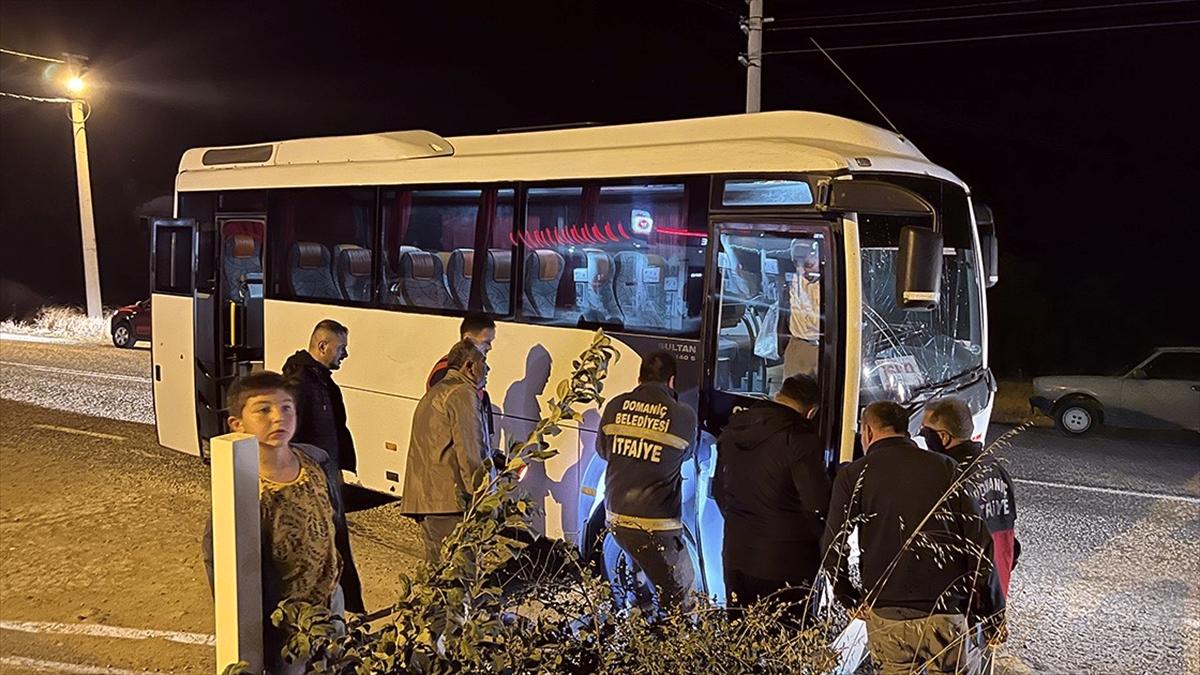 Kütahya'da işçi servisi ile hafif ticari araç çarpıştı, 10 kişi yaralandı