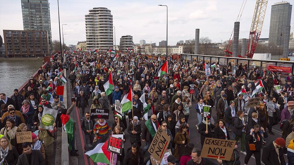 Londra'da on binlerce kişi, 