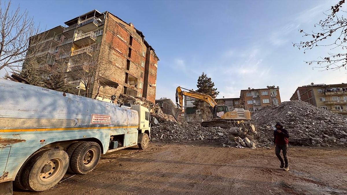 Malatya'da ağır hasarlı bina yıkılırken yandaki apartmana zarar verilmesi üzerine bina tahliye edildi