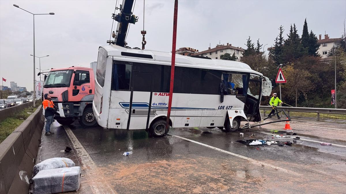 Maltepe'de devrilen midibüsün sürücüsü öldü, 7 kişi yaralandı