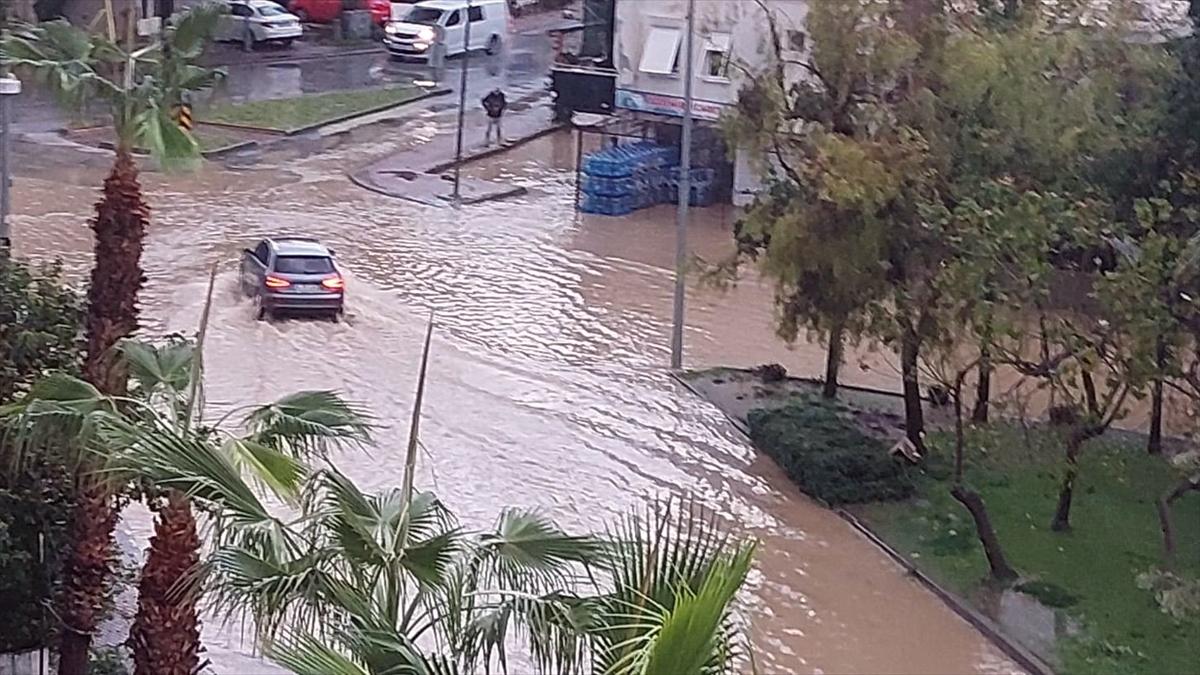 Manavgat'ta şiddetli yağış su baskınlarına neden oldu